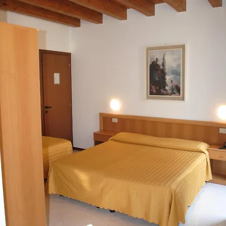 Tiziana Garni Gargnano