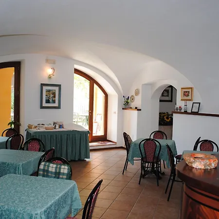 Tiziana Garni Gargnano
