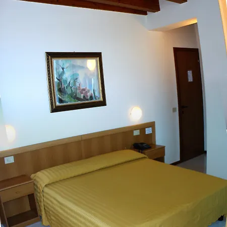 Otel Tiziana Garni 2*